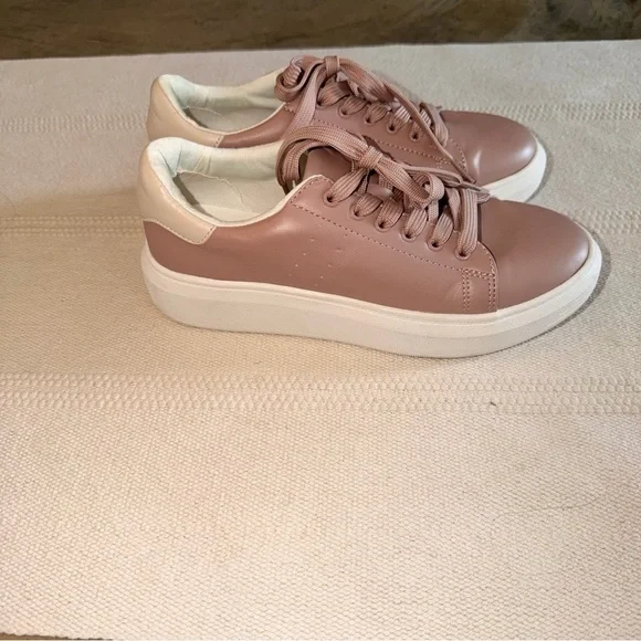 Time and Tru - Sneakers - Size 8 - Picture 5 of 7